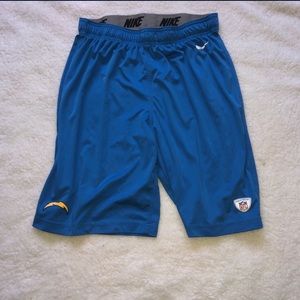 L-NIKE Athletic Shorts 🏈